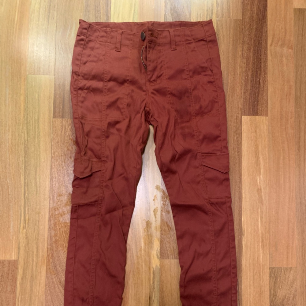 CAbi Drifter Ribbed Cargo Pants with size cargo pocket. Size 6.